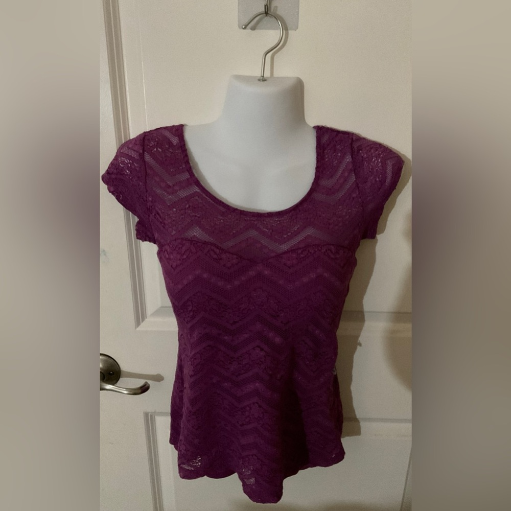Candie’s Size M Women’s Purple Short Sleeve Blouse
